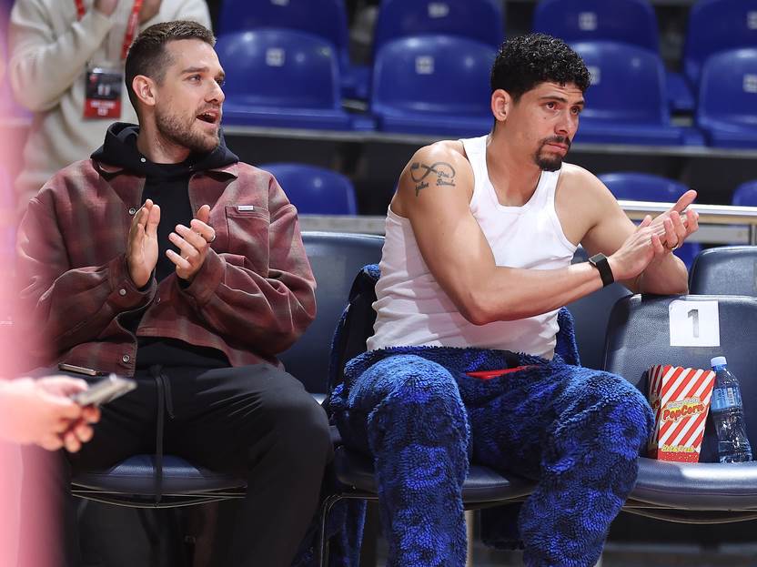  Mateuš gleda košarkaški meč Crvene zvezde 