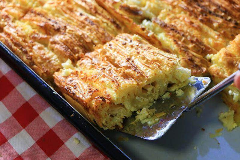  Savršena pita za svaki dan: Sočna kombinacija sira, pavlake i lisnatih kora 