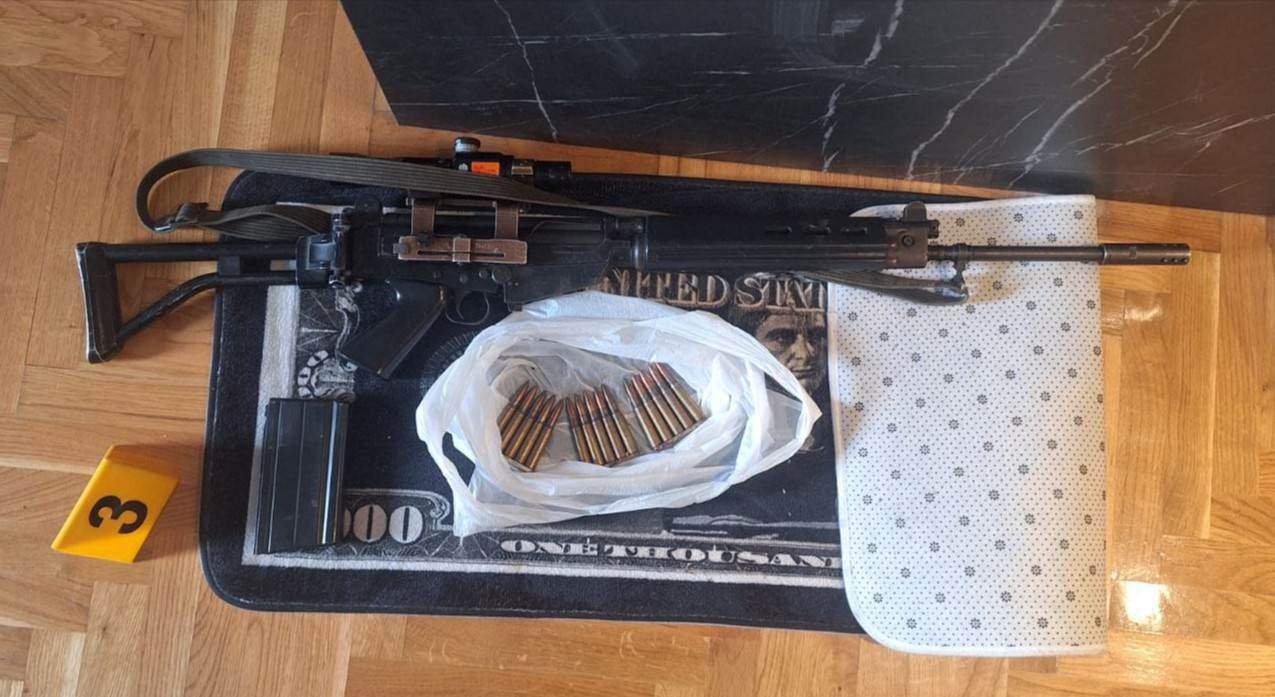  Uhapšen mladić na Ilidži: Pronađeni automatska puška, pištolj i droga 