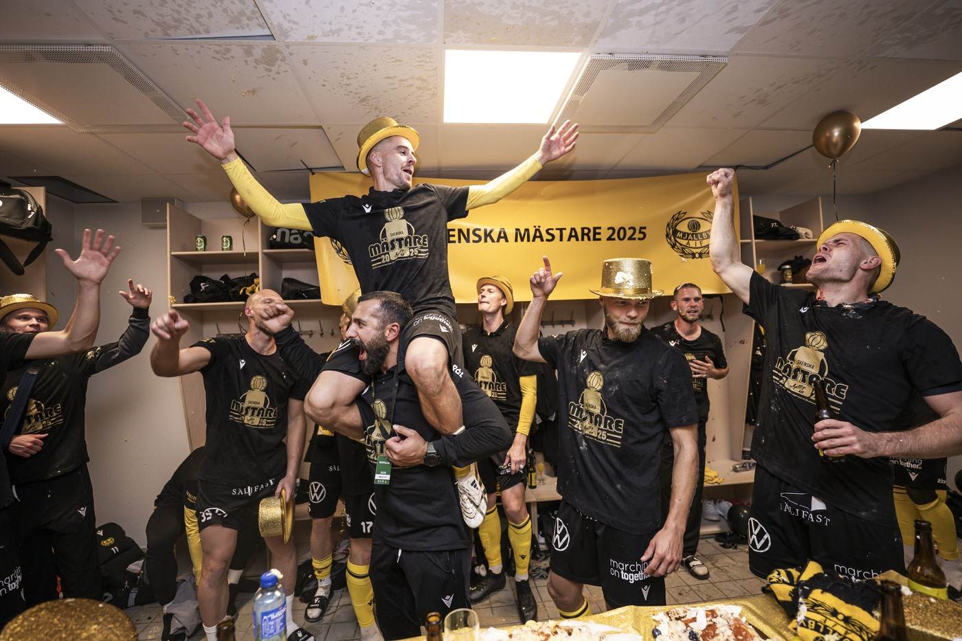  Slavlje igrača Mjelbija nakon osvojene titule u Švedskoj 