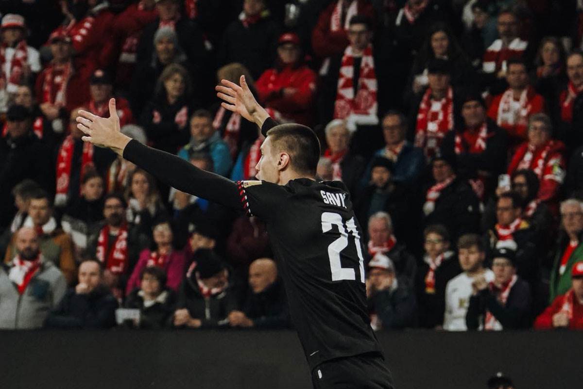  Njemački navijači protiv Zrinjskog istakli transparent: "Uništiti ustaše - živjeli partizani" 