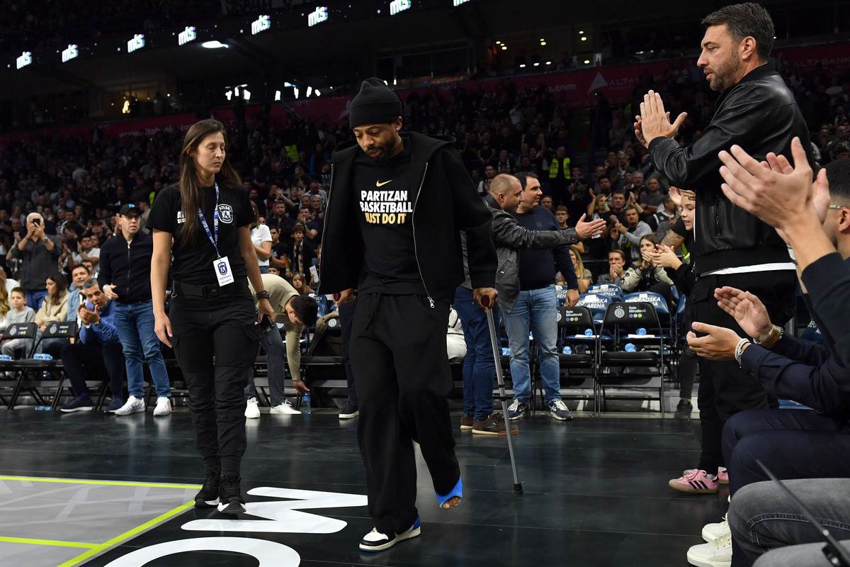  Karlik Džouns na štakama bodri Partizan 