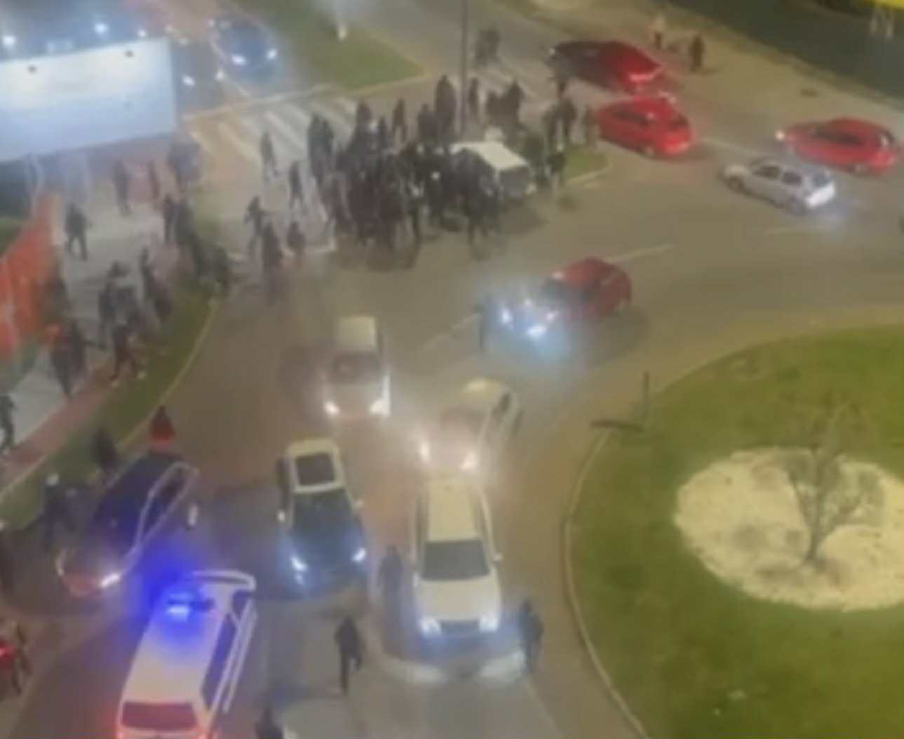  Grupa muškaraca na ulicama crne gore uzvikivala turci napolje 