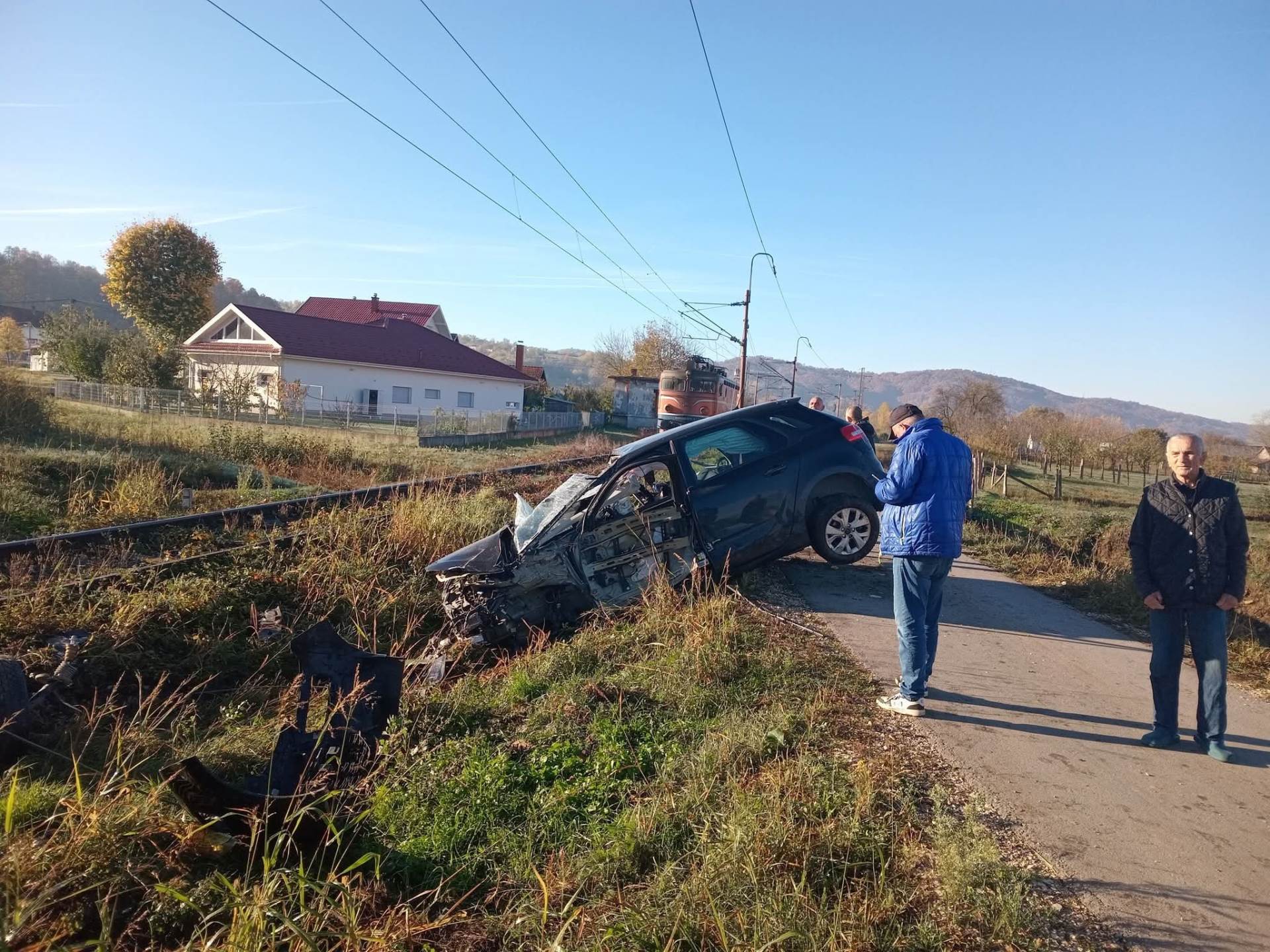  Auto podletilo pod voz u MZ Vranjak 