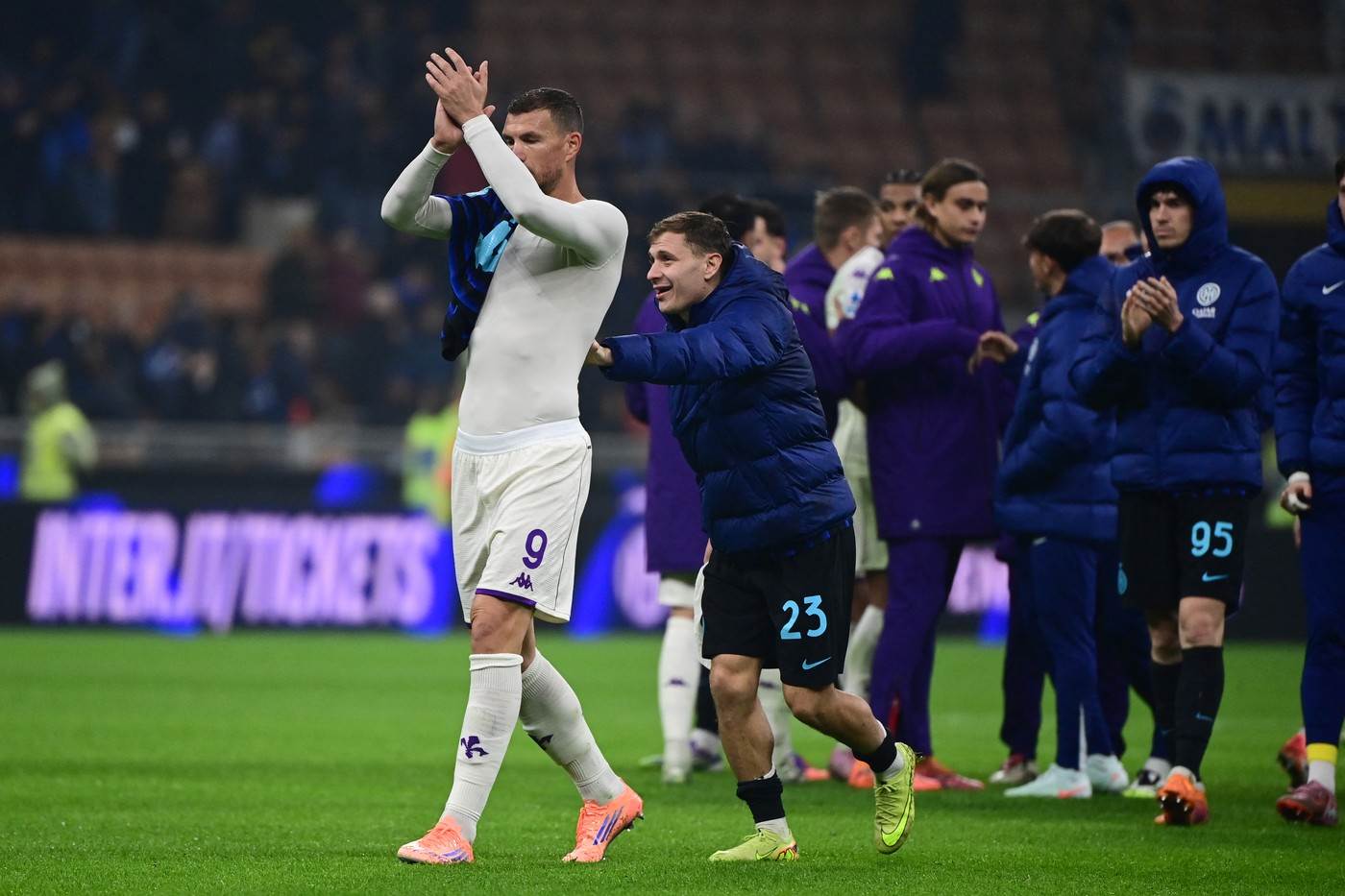 Edin Džeko u srdačnom pozdravu sa Nikolom Barelom na utakmici Inter - Fiorentina 