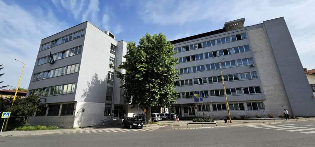  Tužilaštvo TK: Službenici MUP-a vrbovali i prevozili petnaestogodišnje devojčice za seksualno iskori 