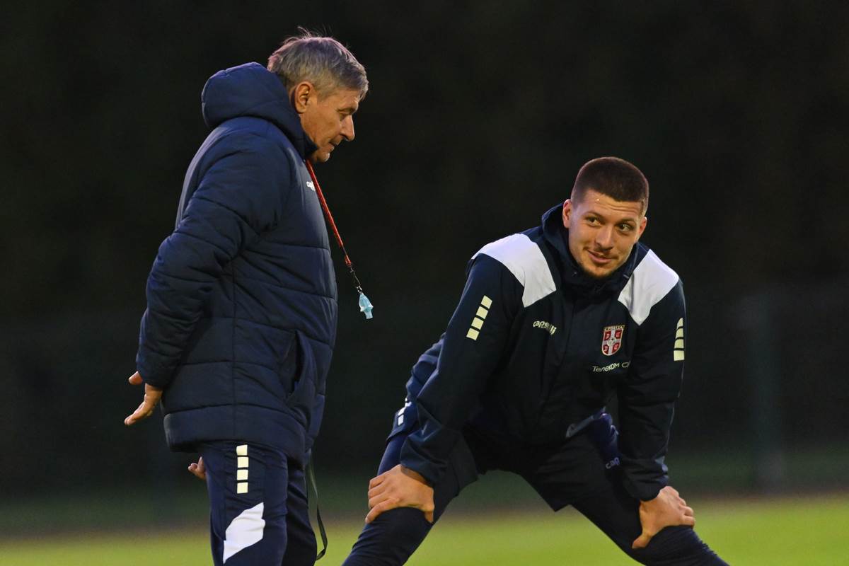  Veljko Paunović će moći računati na Luku Jovića 