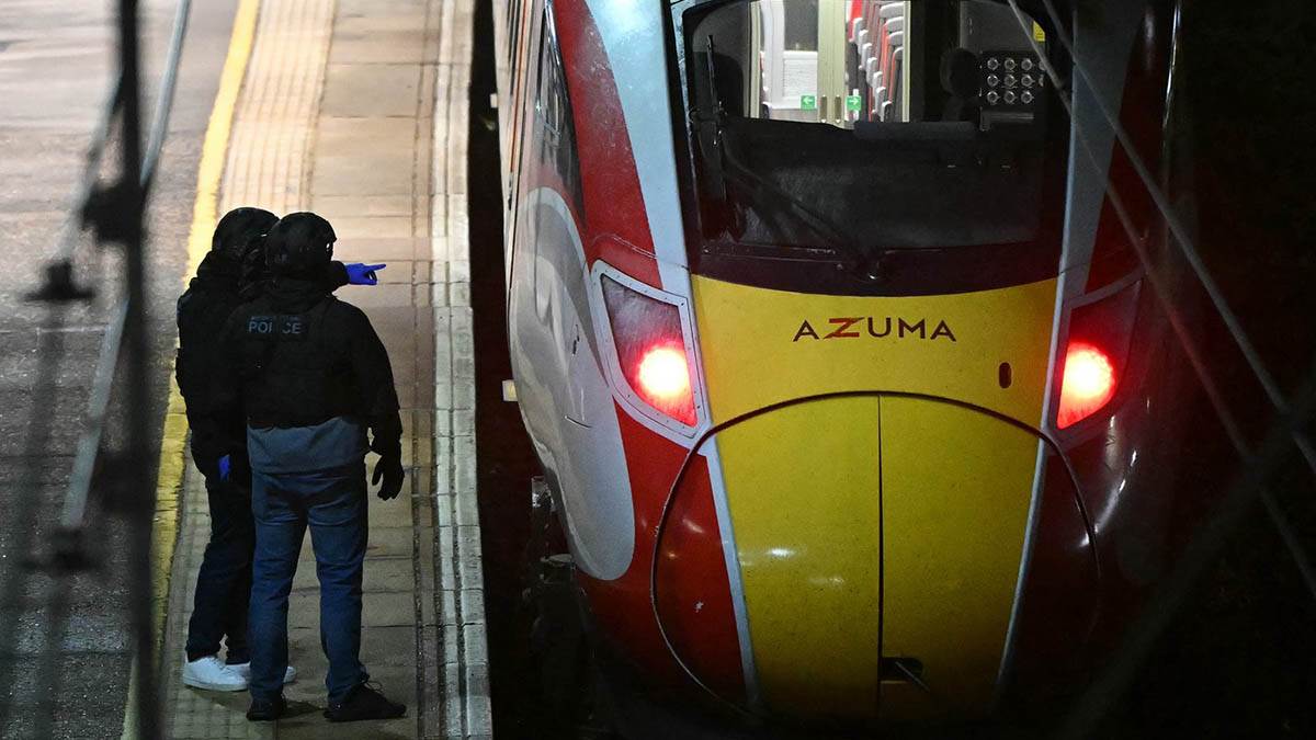  Ubod nožem u vozu kod Kembridža: Devetoro životno ugroženo, dvoje uhapšeno 