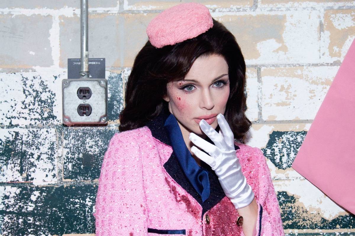  Džulija Foks u kostimu Džeki Kenedi 