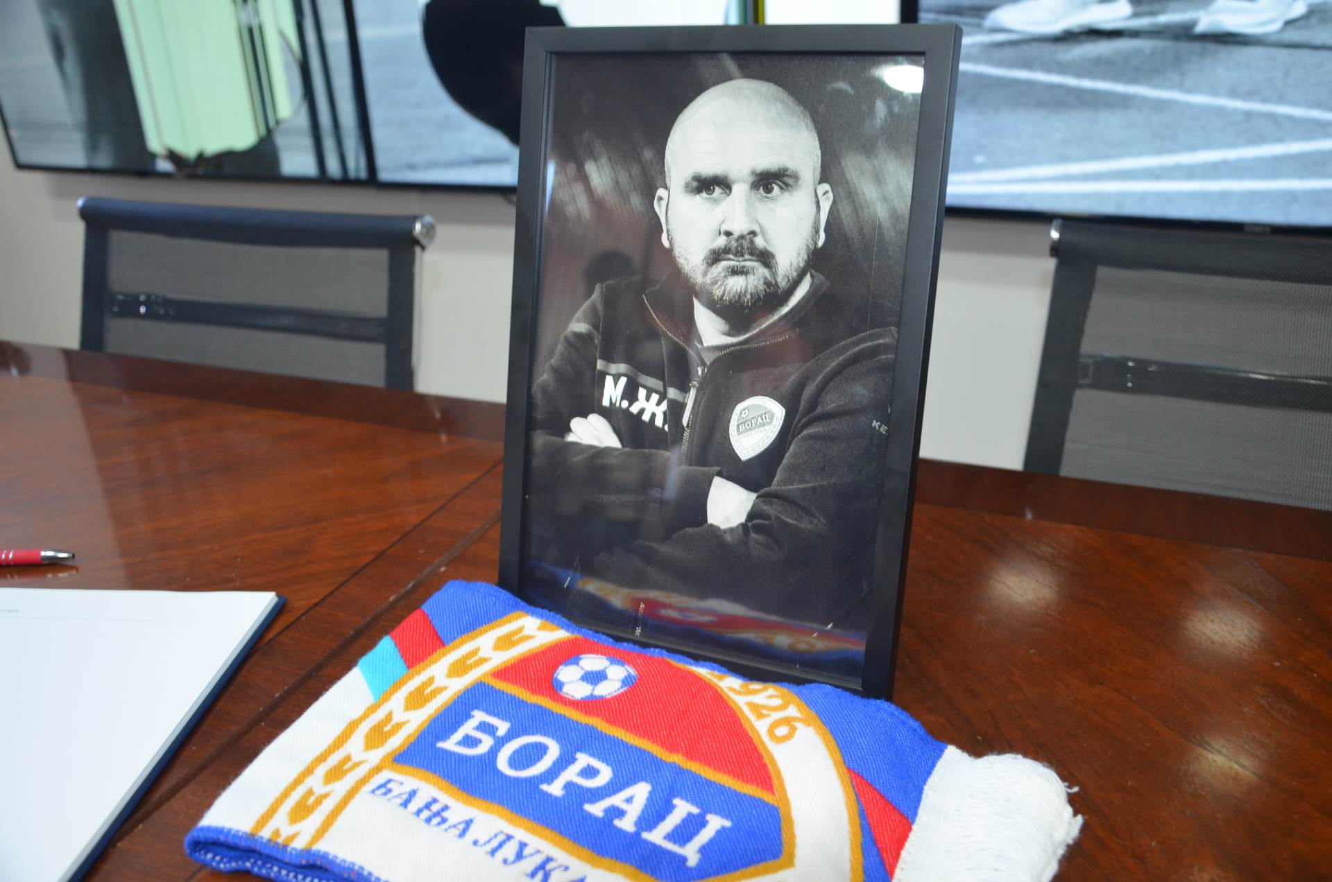  Knjiga žalosti na Gradskom stadionu za Mladena Žižovića 