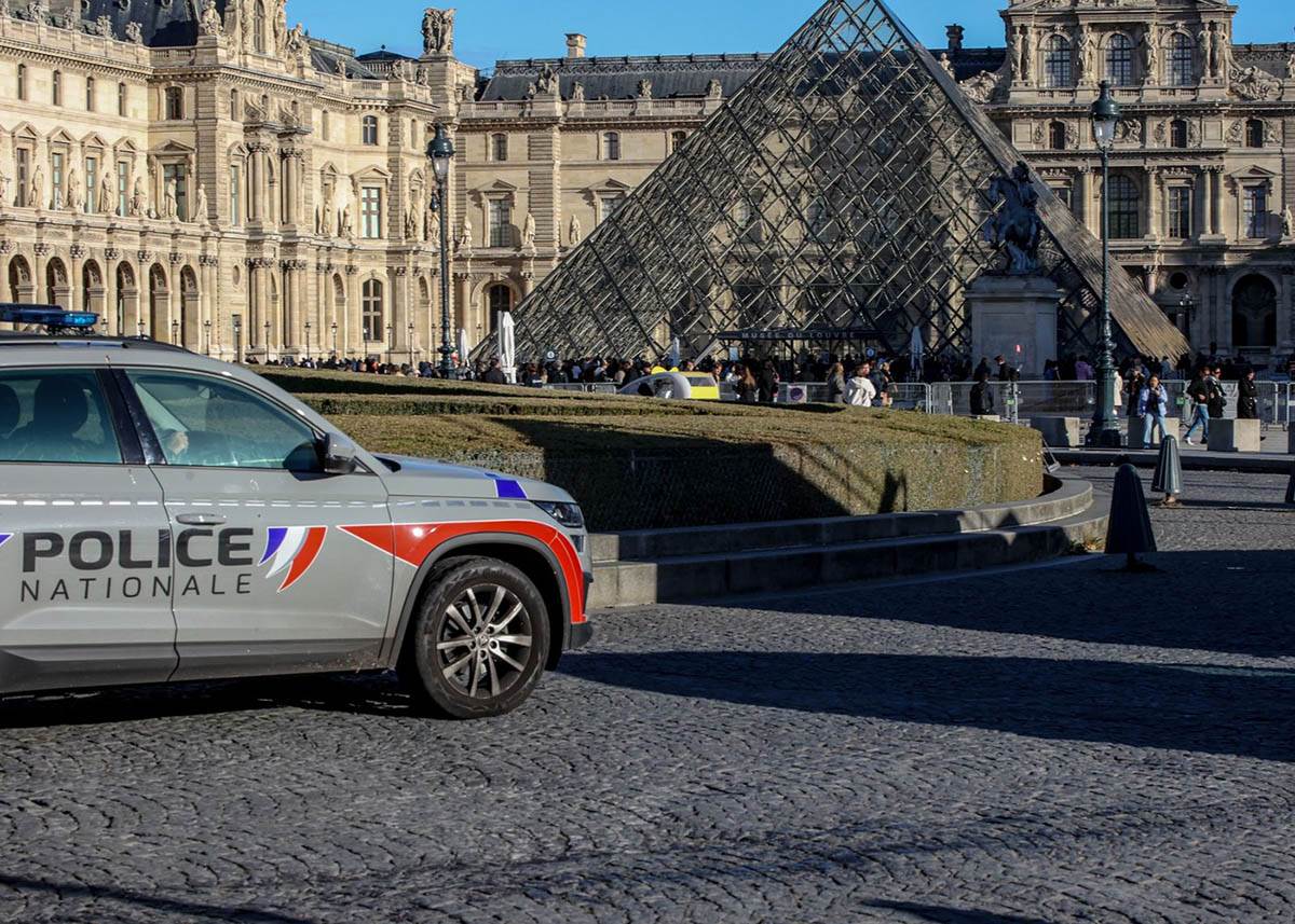  Curenje vode u Luvru uništilo vrijedne predmete 