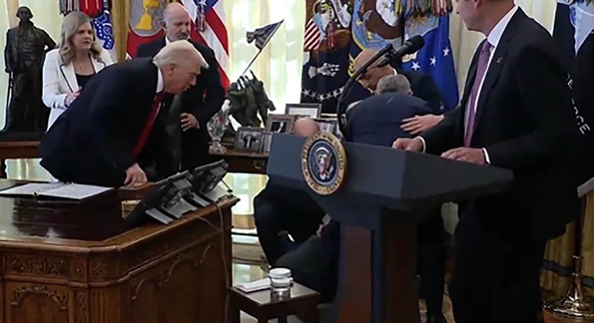  Onesvijestio se direktor u Trampovom kabinetu 