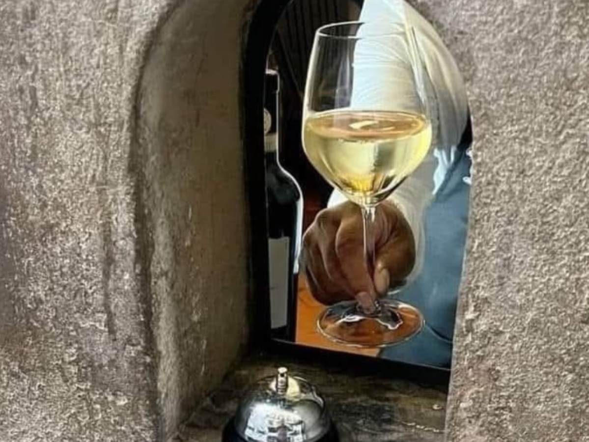  Prosipanje vina kroz prozpr u Firenci 