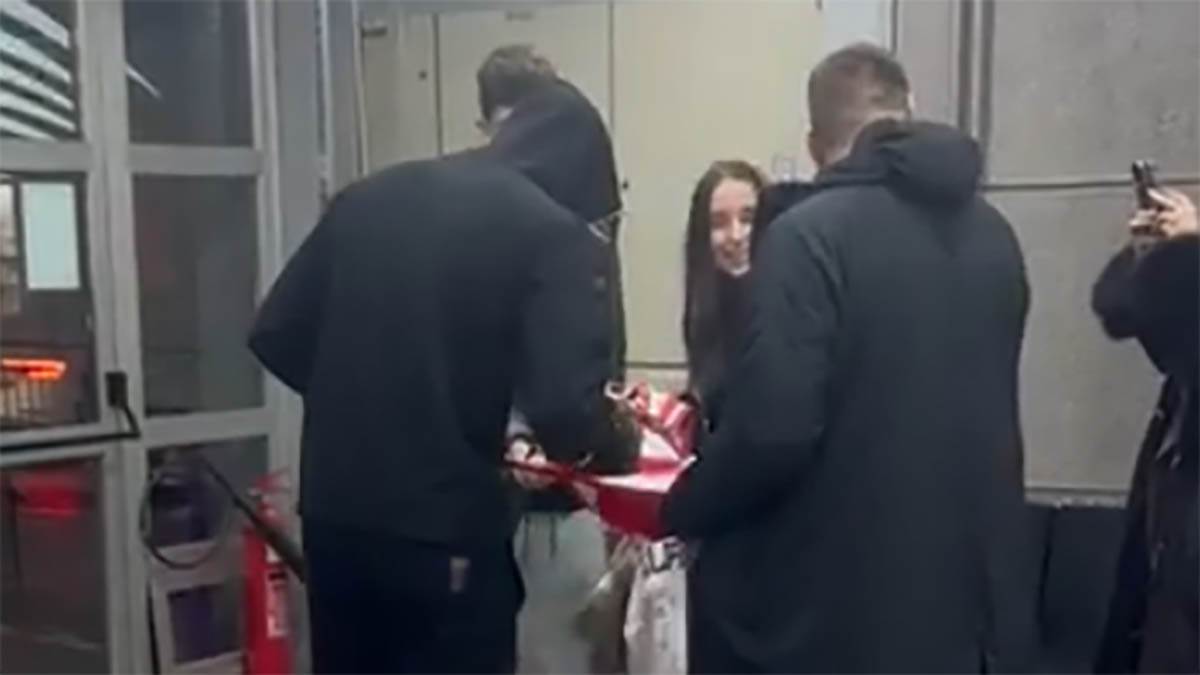  nemanja nedovic potpisuje dres zvezde protiv partizana 