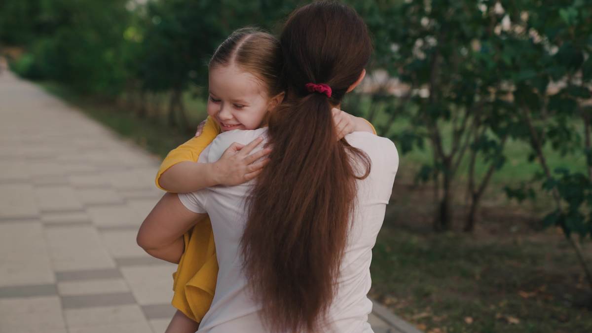  7 razloga zašto su zagrljaji važni za djecu: Imaju nevjerovatne efekte, čak i kada se pretvaraju da ih ne žele 