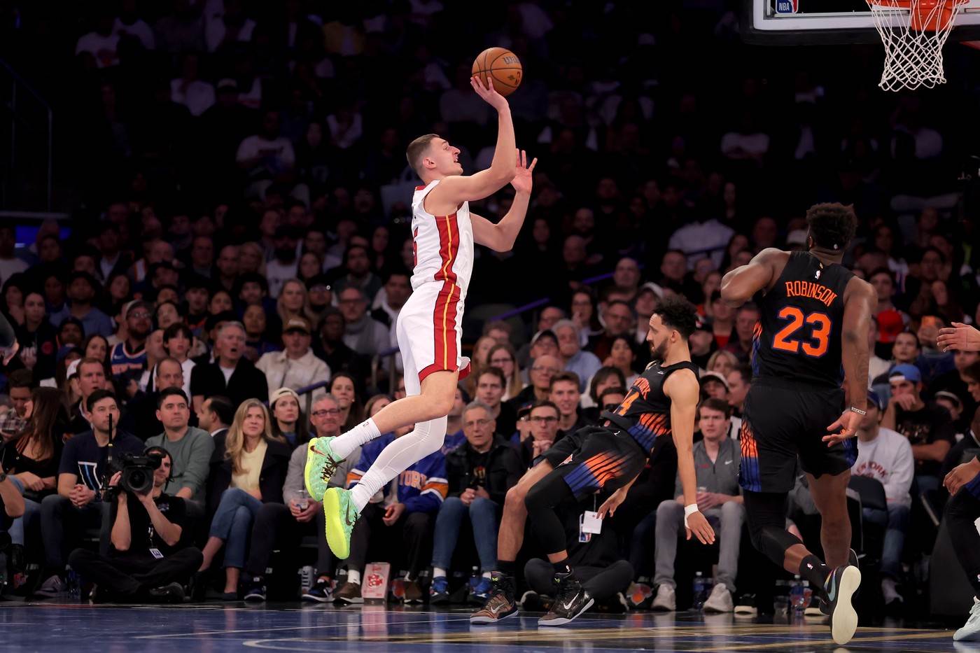  Dodavanje Nikola Jovića iza leđa 