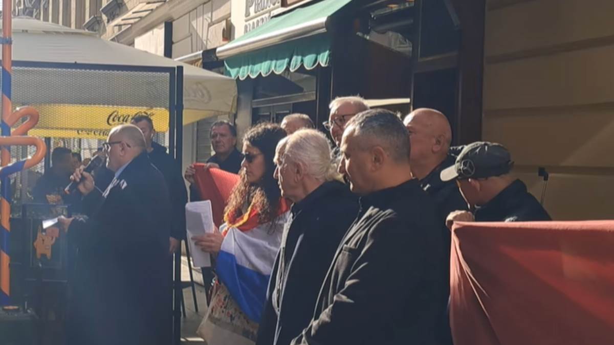  Skup ekstremnih desničara ispred Srpskog narodnog vijeća u Zagrebu 