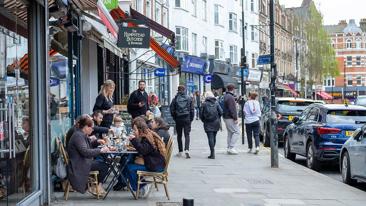  uhapšeni aktivisti koji su u londonu hranom gađali nakit 