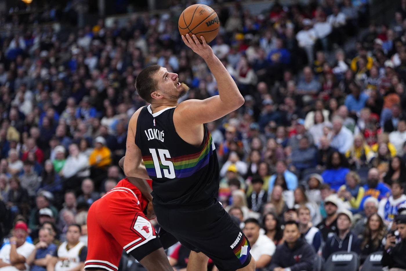  nikola jokic dao kos jednom rukom u nba ligi 