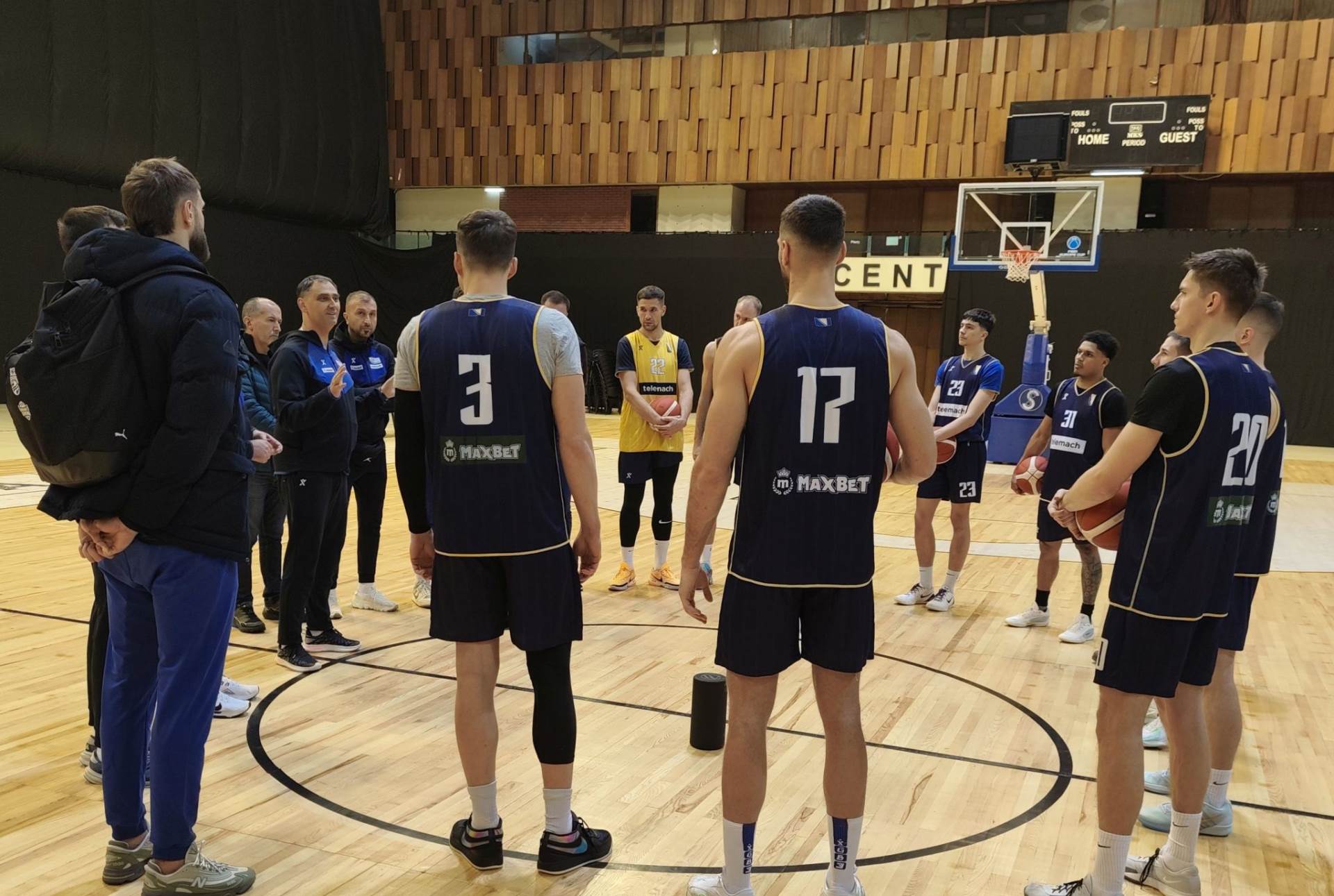  Dario Đerđa i košarkaši BiH 