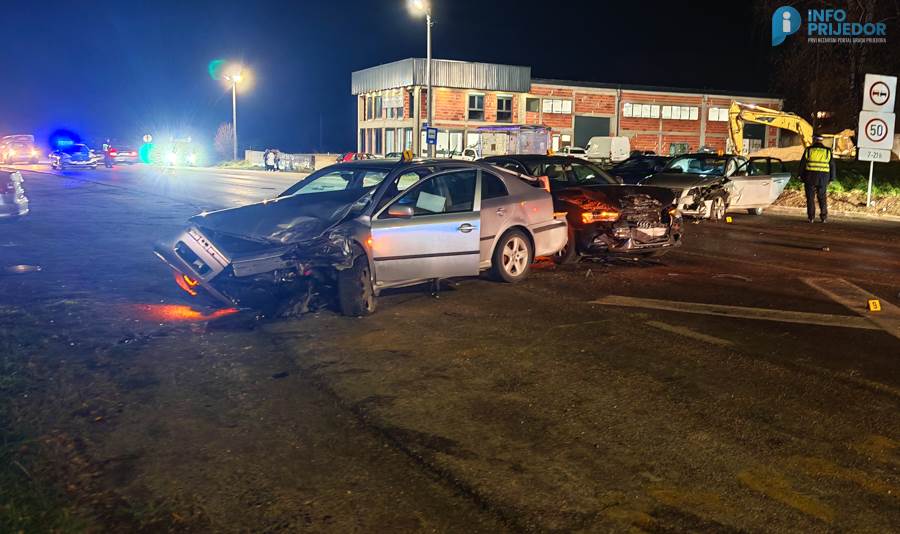  Teška saobraćajka kod Prijedora: U sudaru tri vozila povrijeđene četiri osobe 