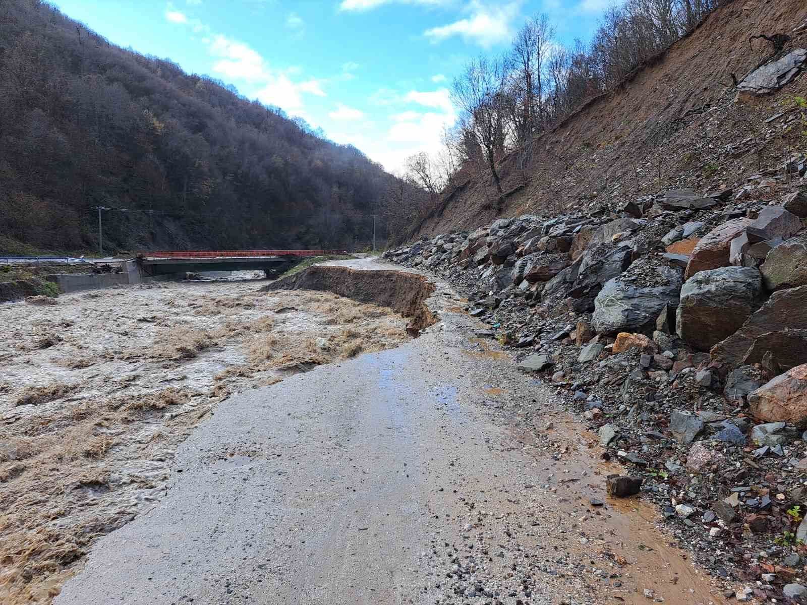  Voda odnijela dio regionalnog puta Ostrožac - Fojnica 