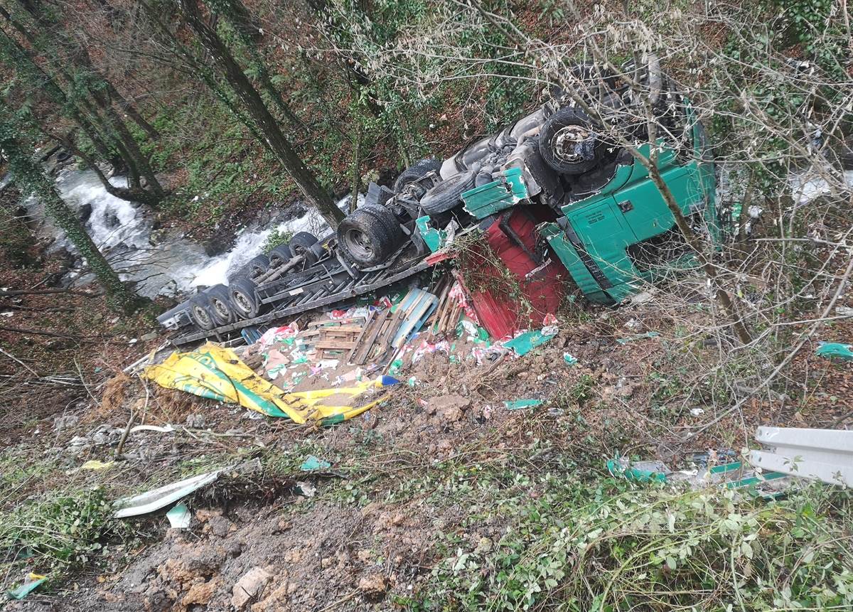  Kamion probio bankinu i završio u potoku na putu Vlasenica-Milići 