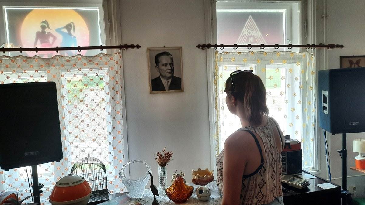  Predmeti iz domova bivše Jugoslavije 