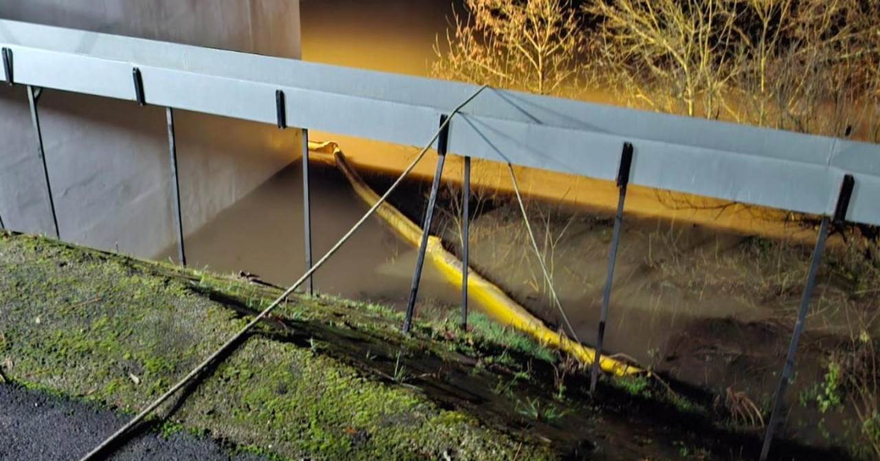  Masna mrlja primijećena na Kupi, vatrogasci postavili plutajuće brane 