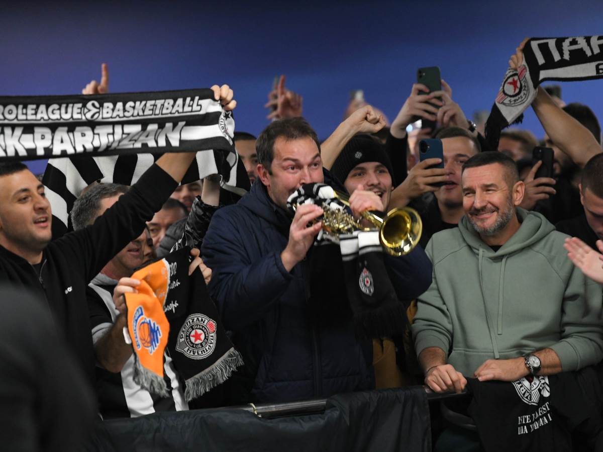  Navijači Partizana pjevaju na dočeku Željka Obradovića  