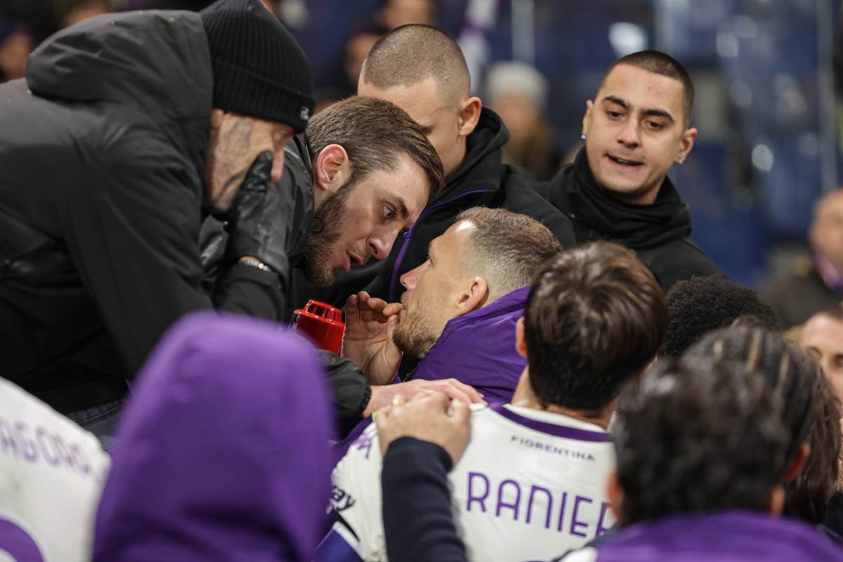  Navijači Fiorentine postrojili igrače 