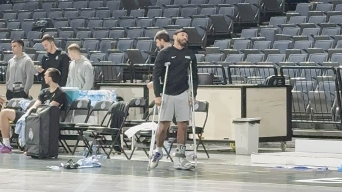  Karlik Džouns i dalje na štakama 