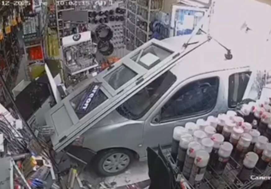  Automobil uletio u prodavnicu auto-dijelova 