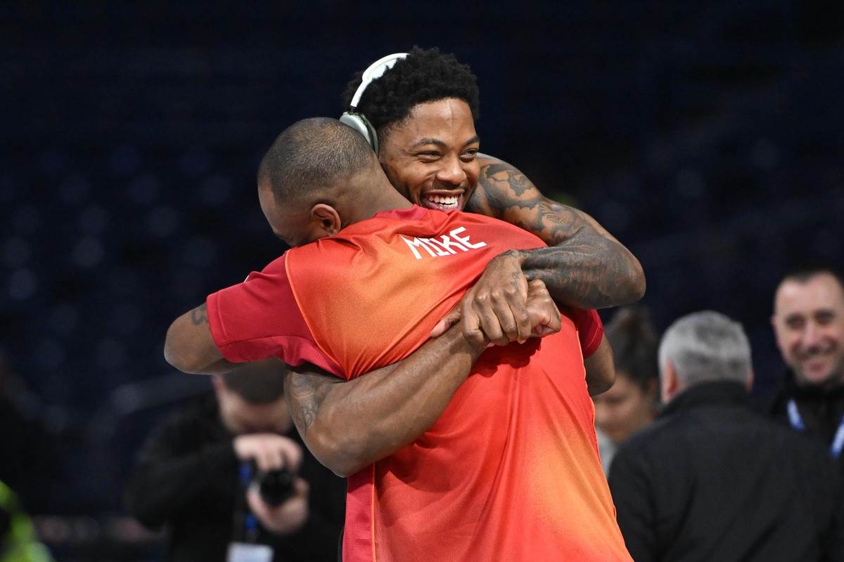  Navijači Partizana pozdravili Ajzeju Majka  