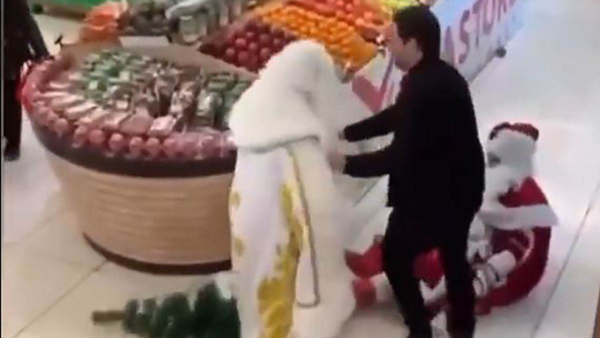  Tuča Deda Mrazova u prodavnici 