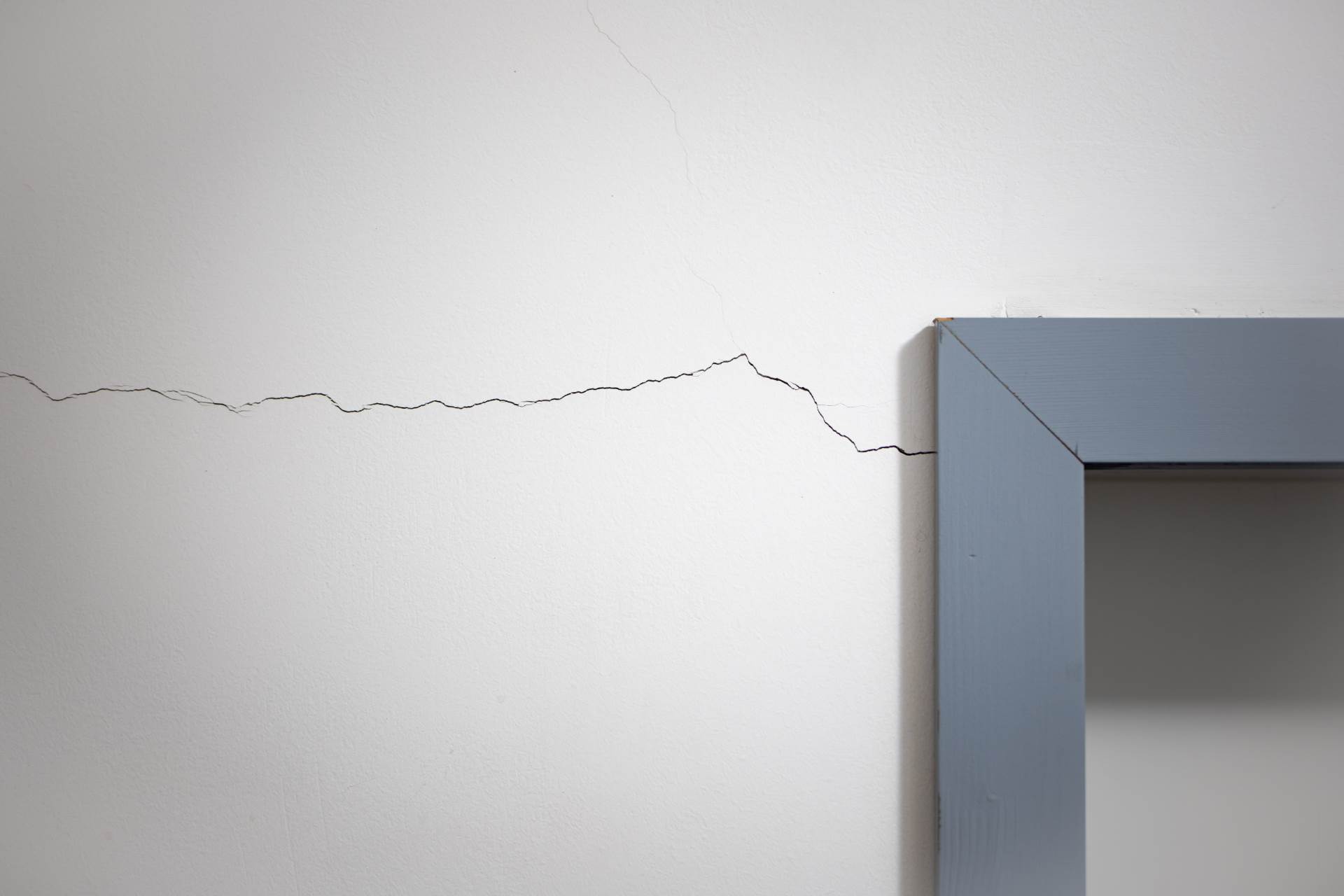  Majstor otkrio trajni trik za popravku pukotina na rigips zidu 