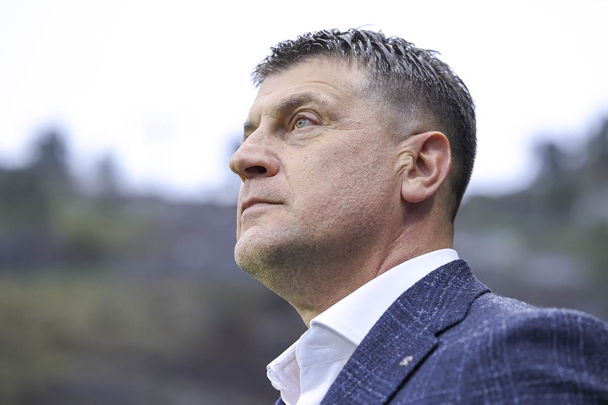  Da li Vladan Milojević ostaje trener Crvene zvezde? 