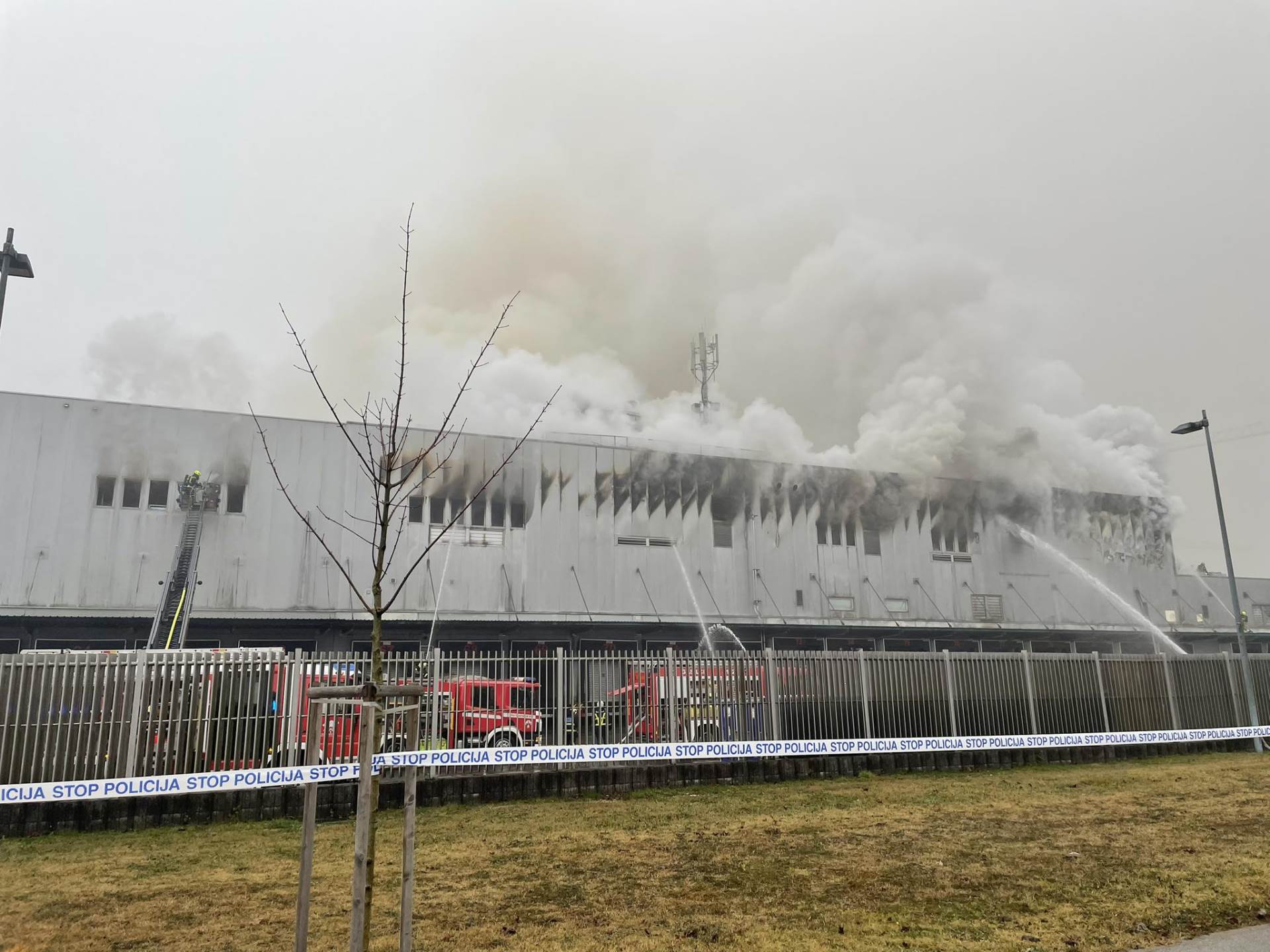  Gori skladište Špara u Ljubljani 