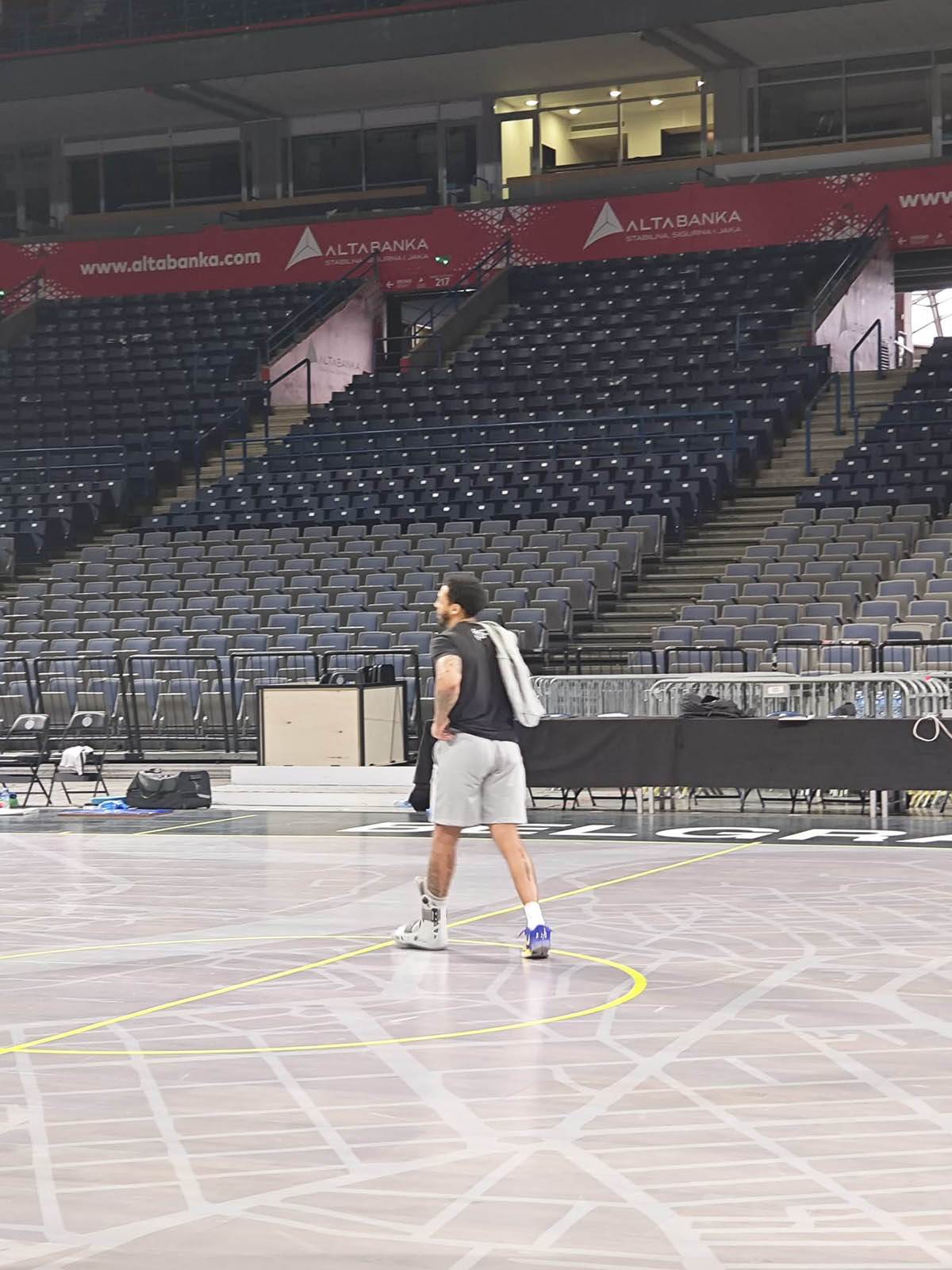  Karlik Džouns i dalje nosi čizmu na nozi 