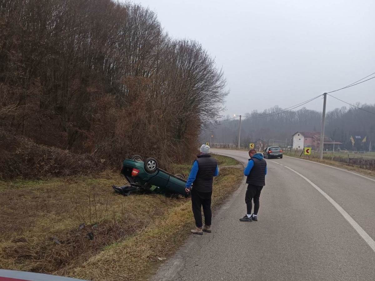  Auto završio na krovu 