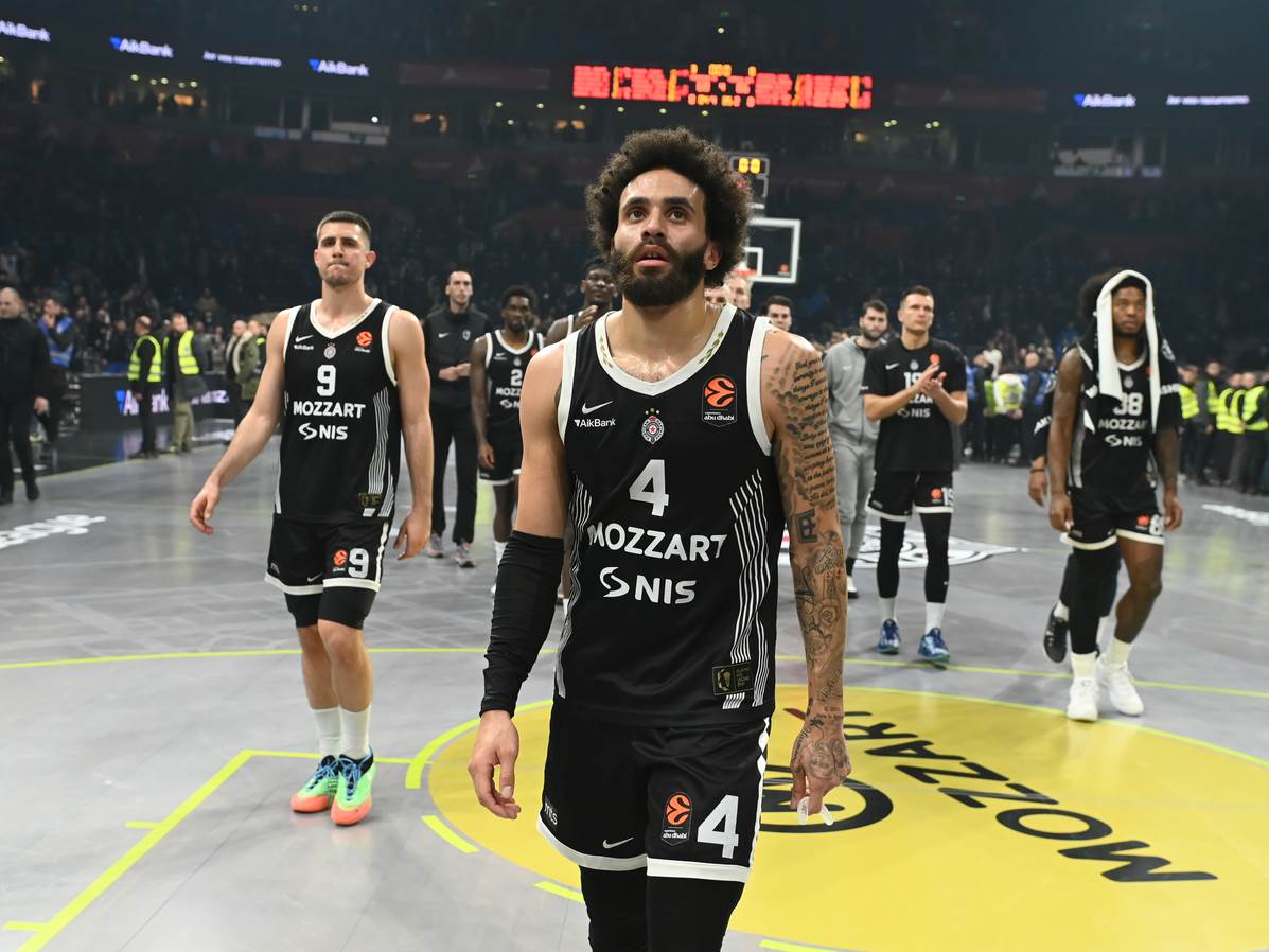  Navijači Partizana skandirali Uprava napolje 