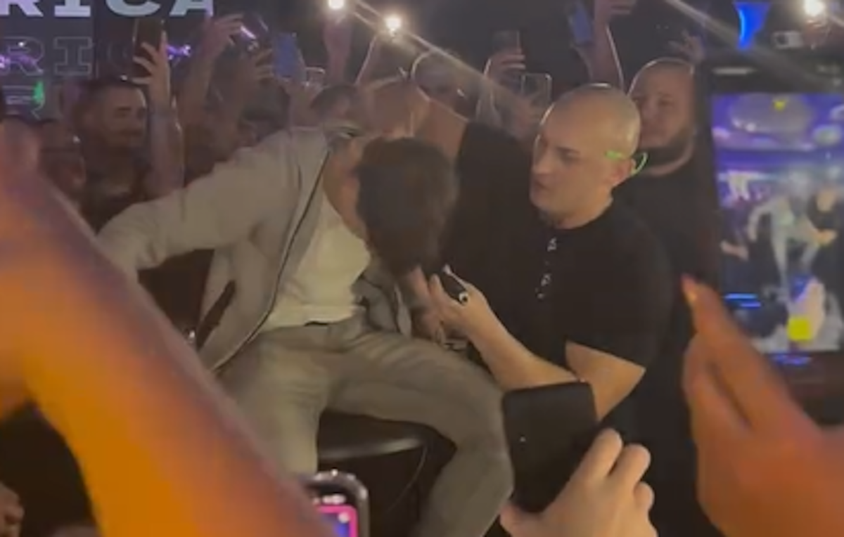  desingerica ošišao momka iz publike na ćelavo 