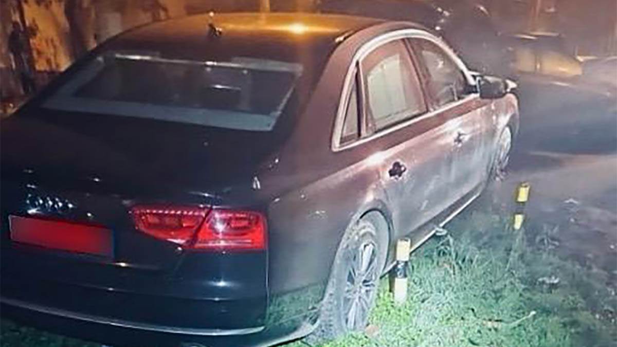  Fotografija izrešetanog automobila vođe navijača Zemuna 