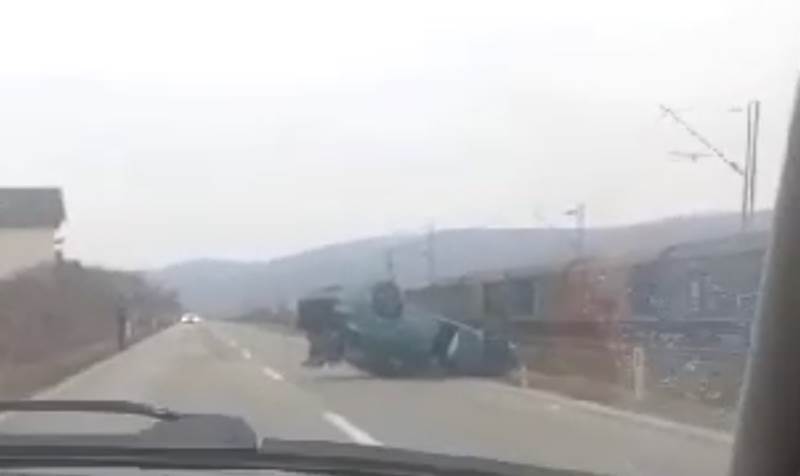  Teška saobraćajna nezgoda kod Novog Grada: Vozilo potpuno prevrnuto na kolovozu (FOTO) 