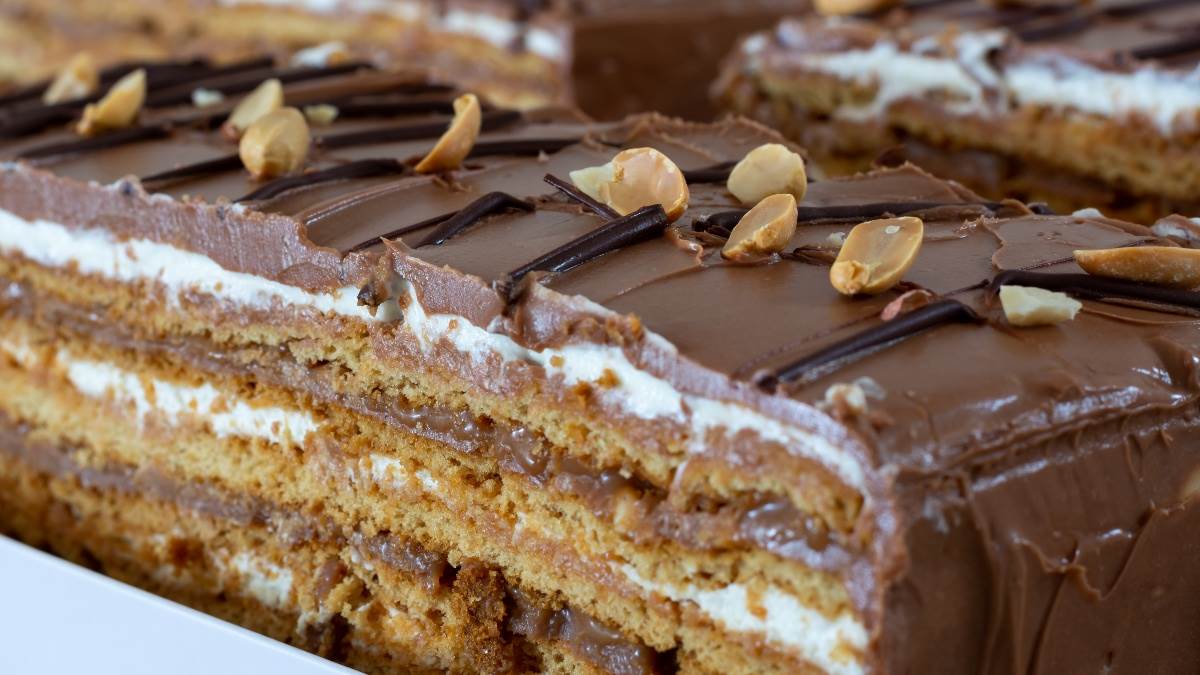  Recept za snikers tortu sa orasima i kikirikijem 