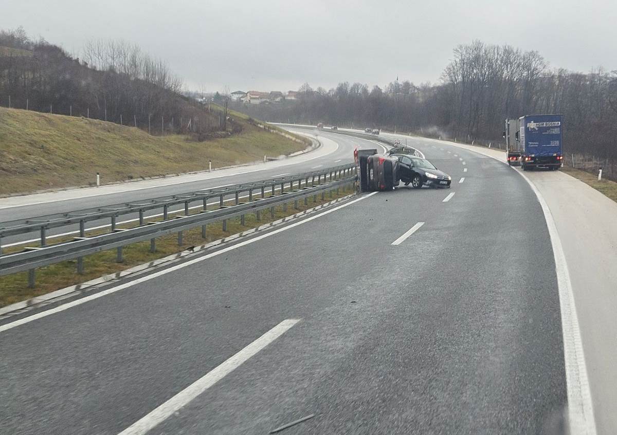  Udes na auto-putu "9. januar": Prevrnuto vozilo u Drugovićima, formiraju se ogromne gužve 