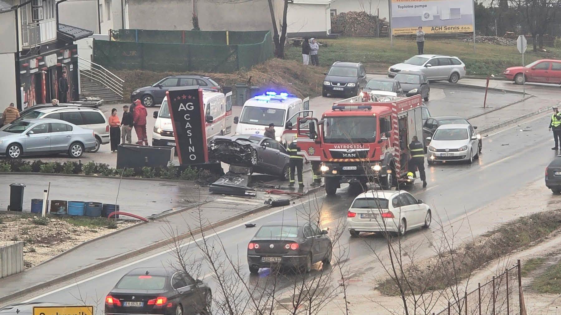  Nesvakidašnja saobraćajka: Automobilom se "popeo" na reklamnu konstrukciju, troje završilo u bolnici 