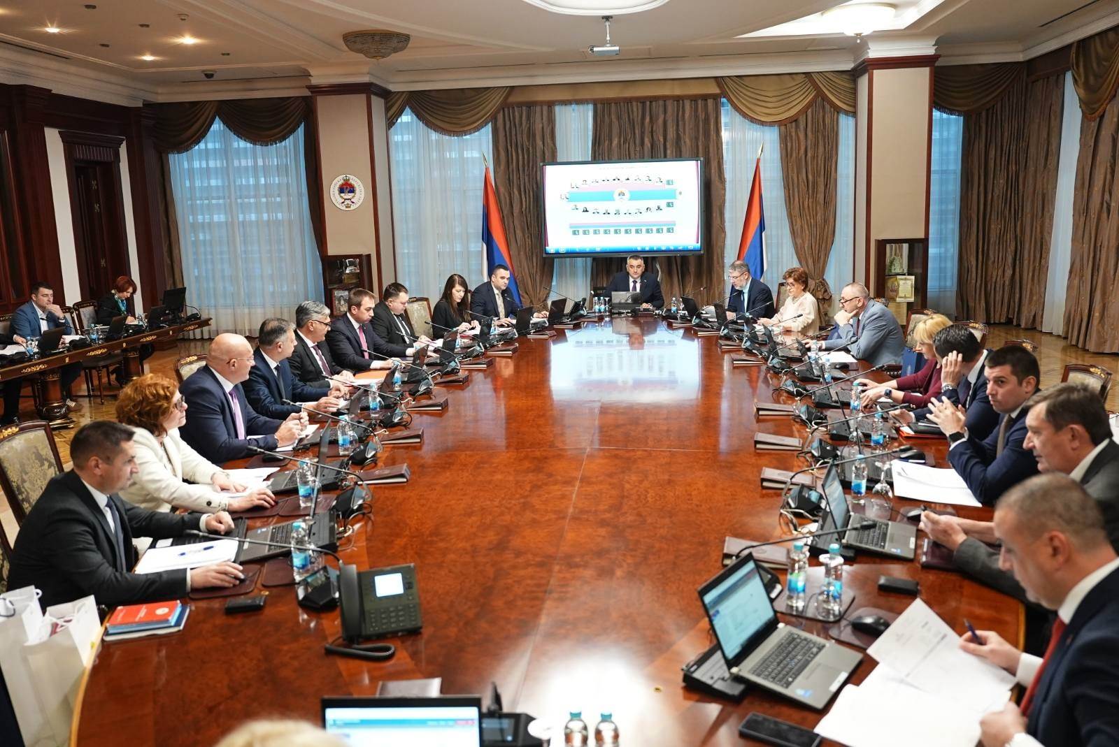  Usvojena odluka o povećanju plata i novi praznik u RS 