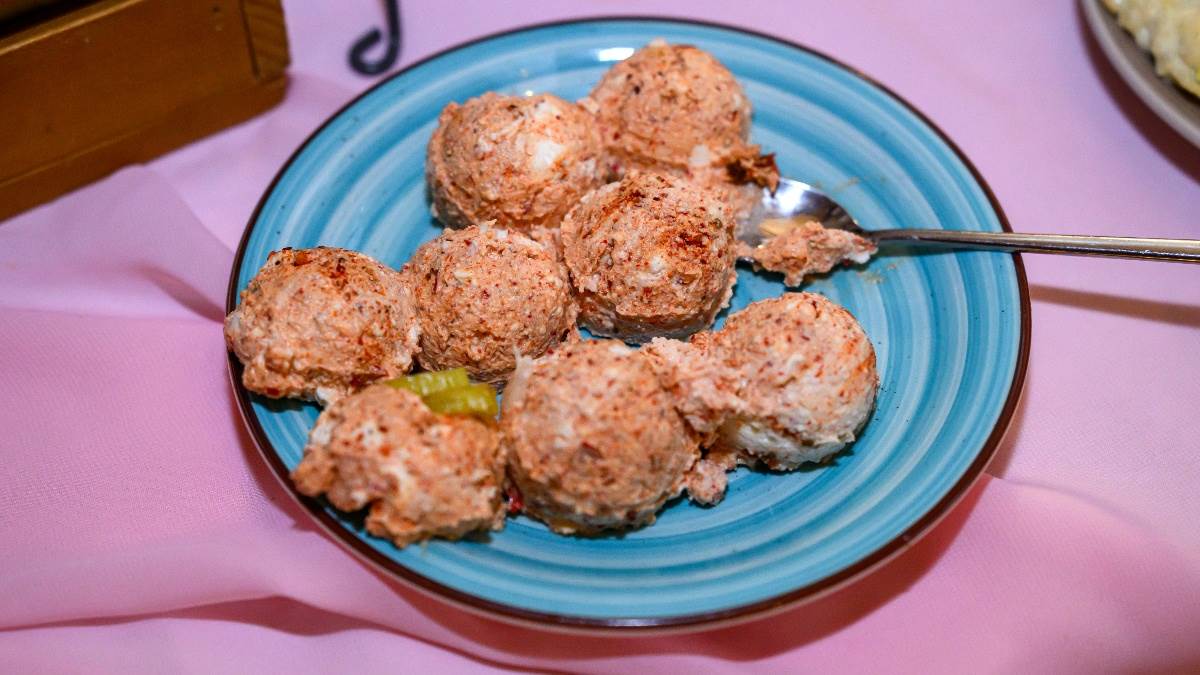  Recept za urnebes sa pečenim paprikama za Novu godinu 