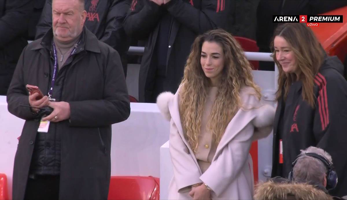  Udovica Dioga Žote sa djecom na meču Liverpula i Volvsa 